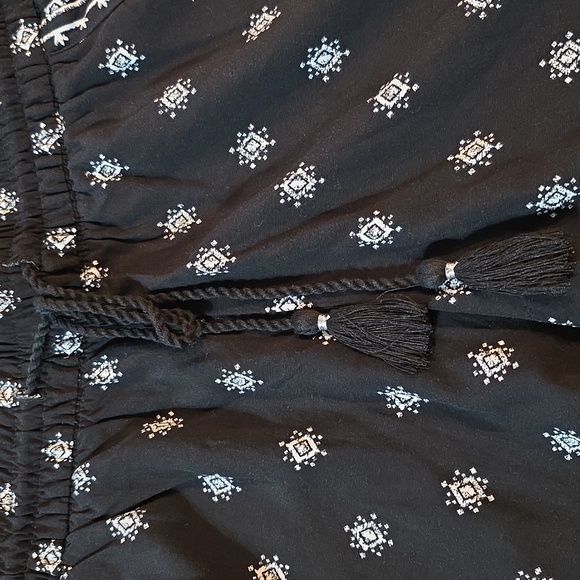 Old Navy - Elastic Waist Black and White Shorts. Size M - Picture 3 of 5